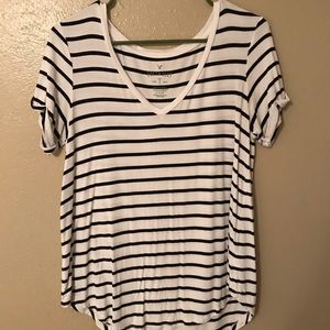 V-neck tee